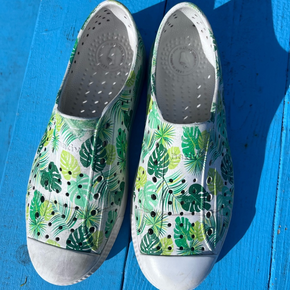 Native Tropical Leaf Print Slip-On Shoes size J 6